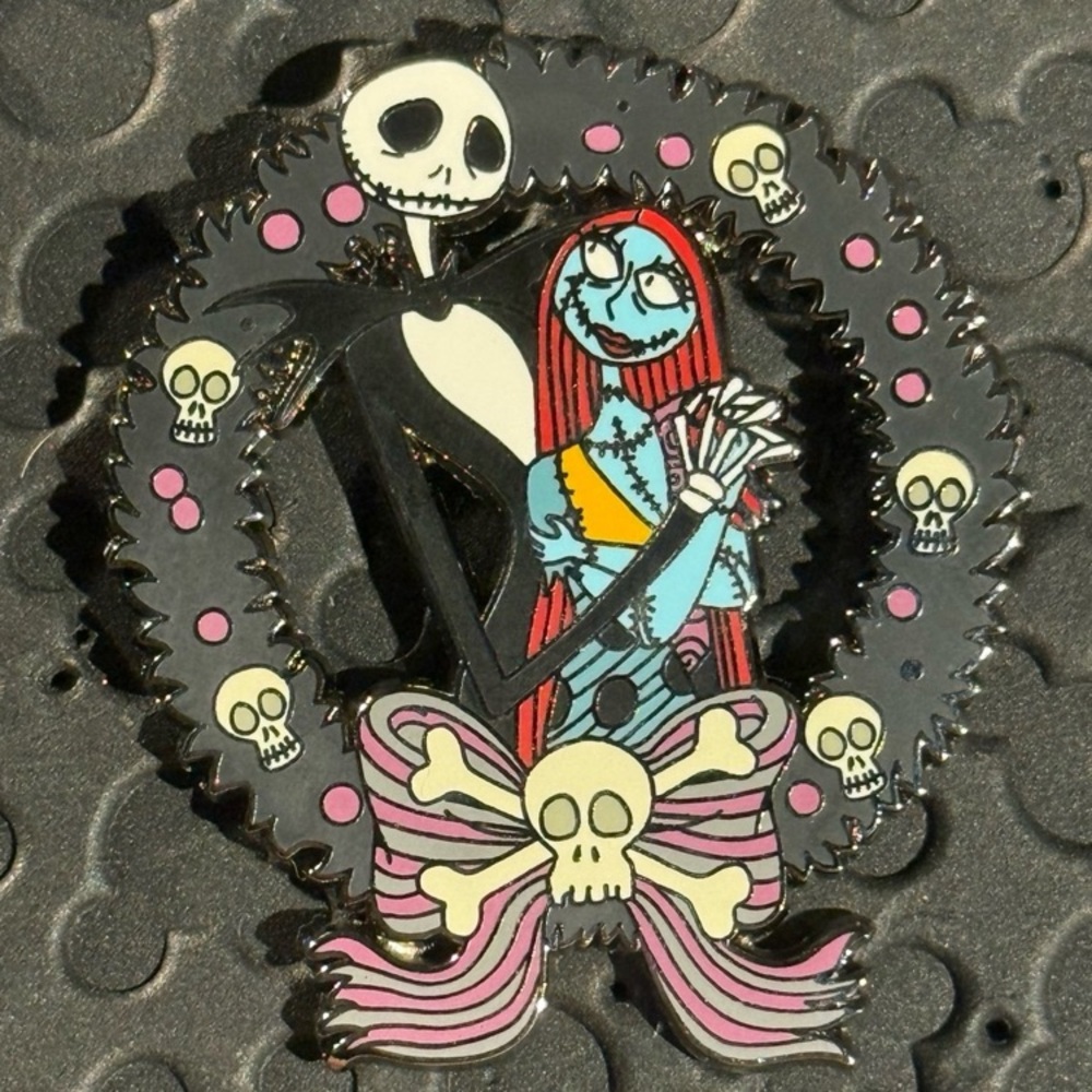 Disney parks Nightmare Before Christmas Jack & Sally Wreath trading pin